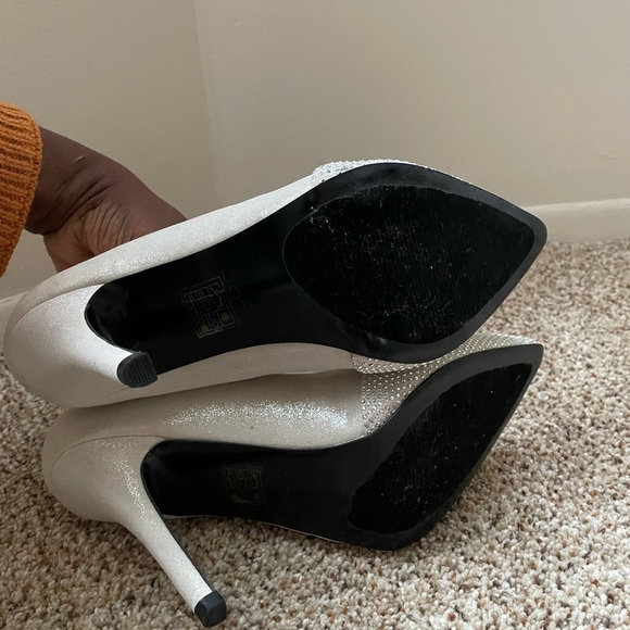 Aldo Silver Shimmer Crystal Cut Studded Formal Heels Size 7.5 Pointed Toe Classy - Picture 8 of 12